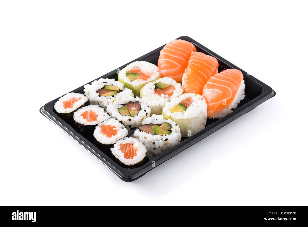 Assortimento di sushi su tray nero isolato su sfondo bianco Foto Stock