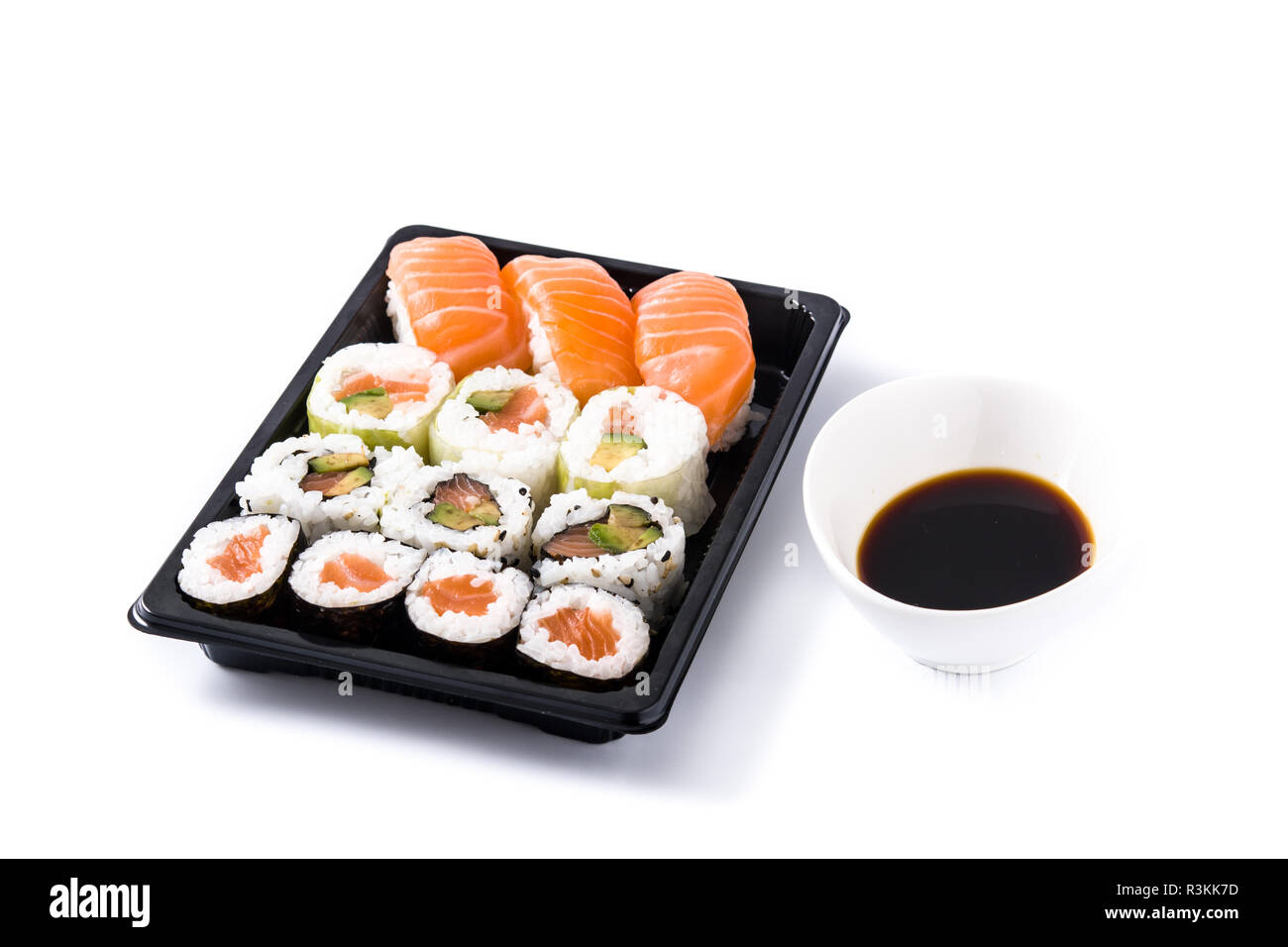 Assortimento di sushi su tray nero isolato su sfondo bianco Foto Stock