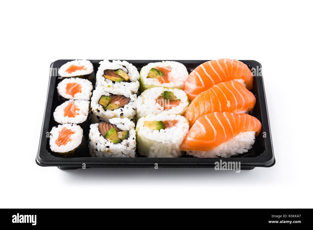 Assortimento di sushi su tray nero isolato su sfondo bianco Foto Stock