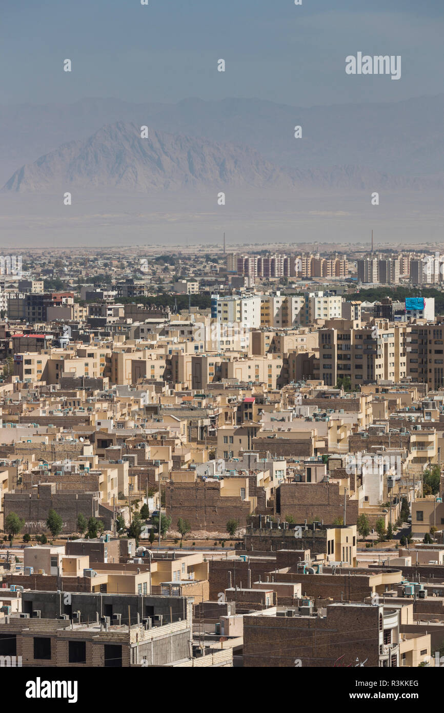 Centrale di Iran, Yazd, elevati vista città dalle torri zoroastriana di silenzio complesso di sepoltura Foto Stock