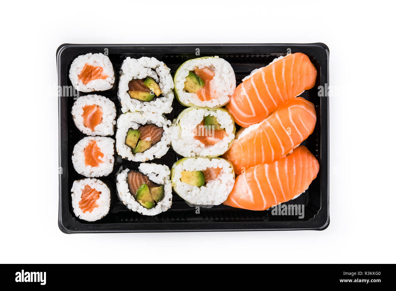 Assortimento di sushi su tray nero isolato su sfondo bianco. Vista superiore Foto Stock
