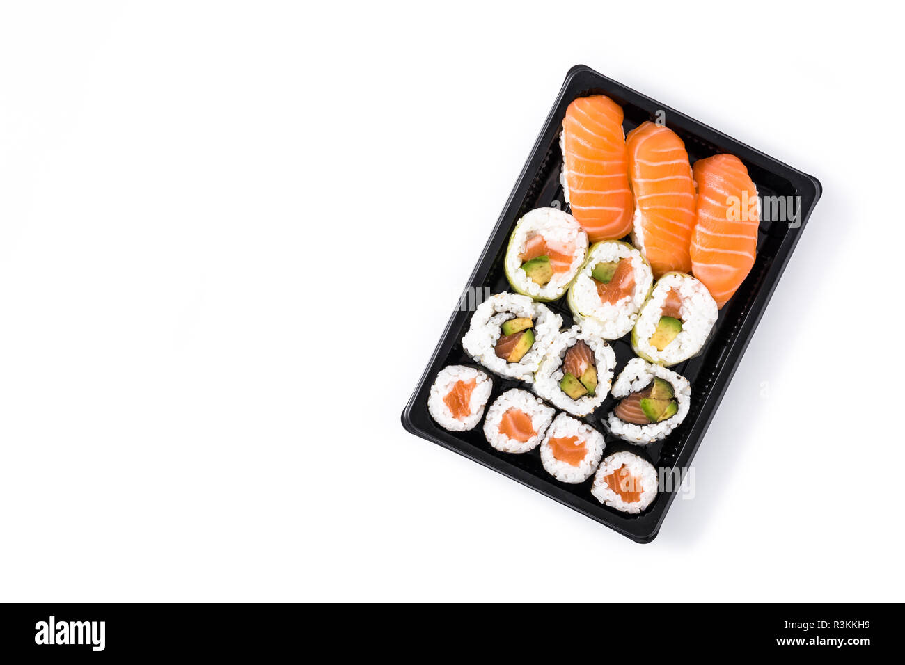 Assortimento di sushi su tray nero isolato su sfondo bianco. Vista dall'alto. Copyspace Foto Stock