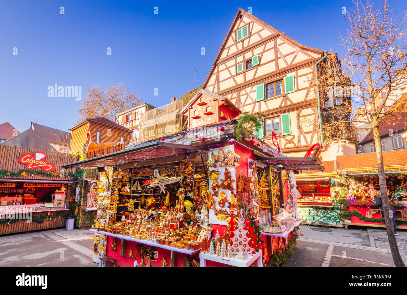 Colmar, Francia - 5 Dicembre 2017: Fiera di natale con Gingerbread case in Alsazia luogo famoso in Europa. Foto Stock