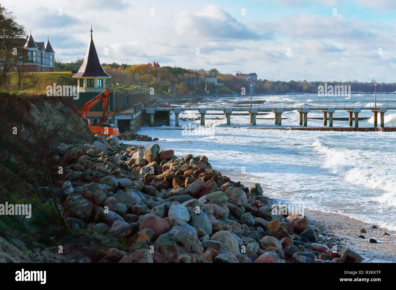 Ottobre 28, 2018, il Mar Baltico e la città di Pionersky, oblast di Kaliningrad, Russia, edificio e pier sul lungomare Foto Stock