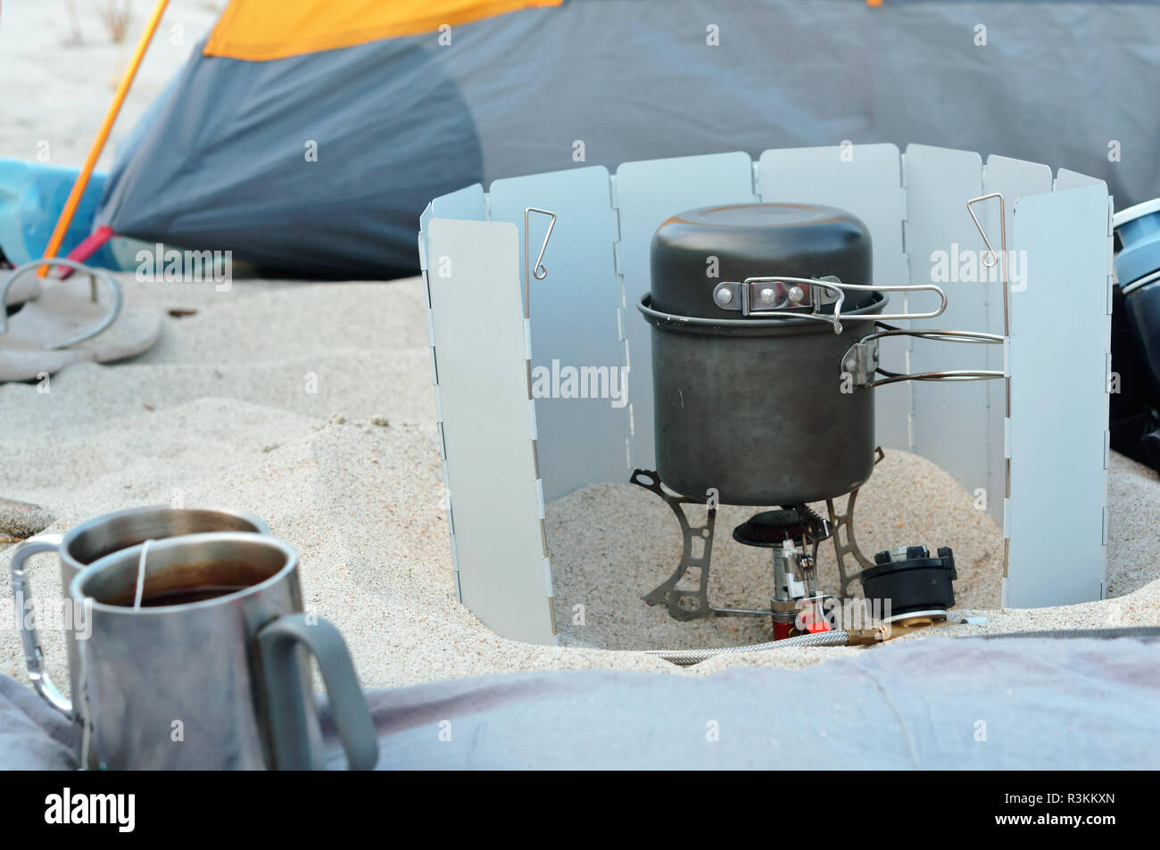 Turismo set di cottura, il bruciatore a gas traveler, picnic sulla spiaggia sabbiosa Foto Stock