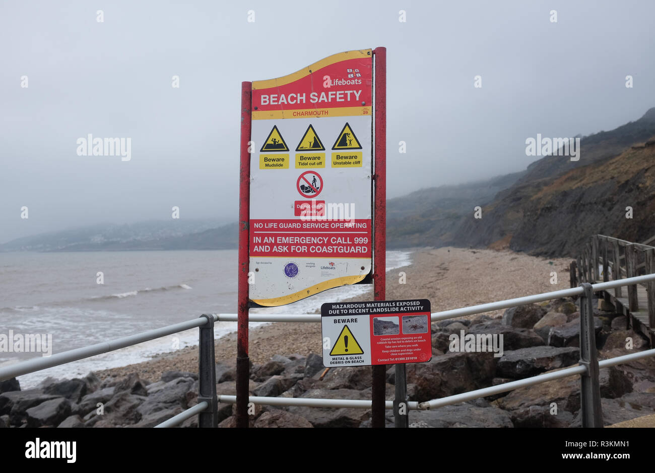 Spiaggia di segno di sicurezza presso il famoso Jurassic Coast beach tra Charmouth e Lyme Regis in West Dorset Regno Unito Foto Stock