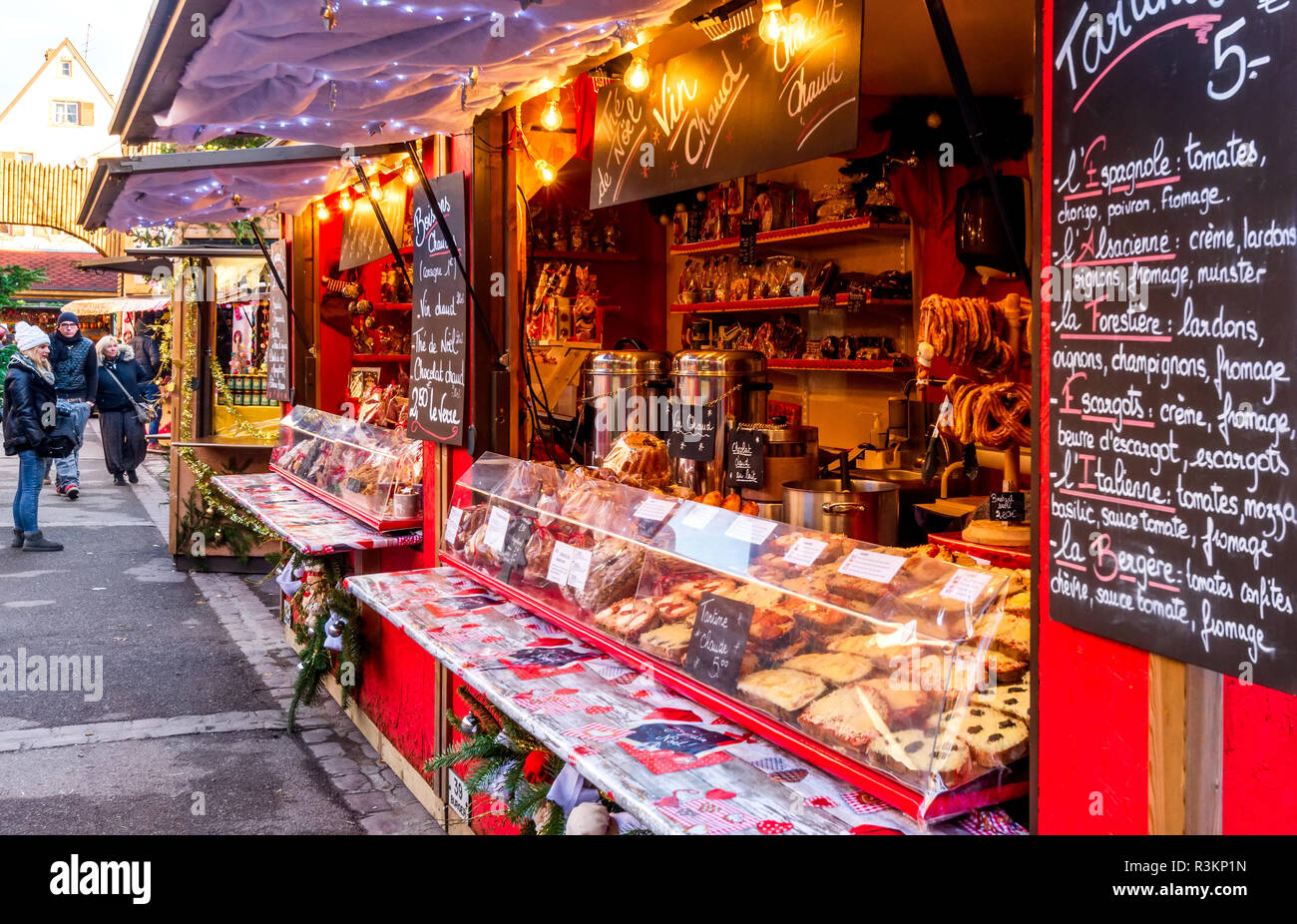 Colmar, Francia - 5 Dicembre 2017: Fiera di natale con Gingerbread case in Alsazia luogo famoso in Europa. Foto Stock