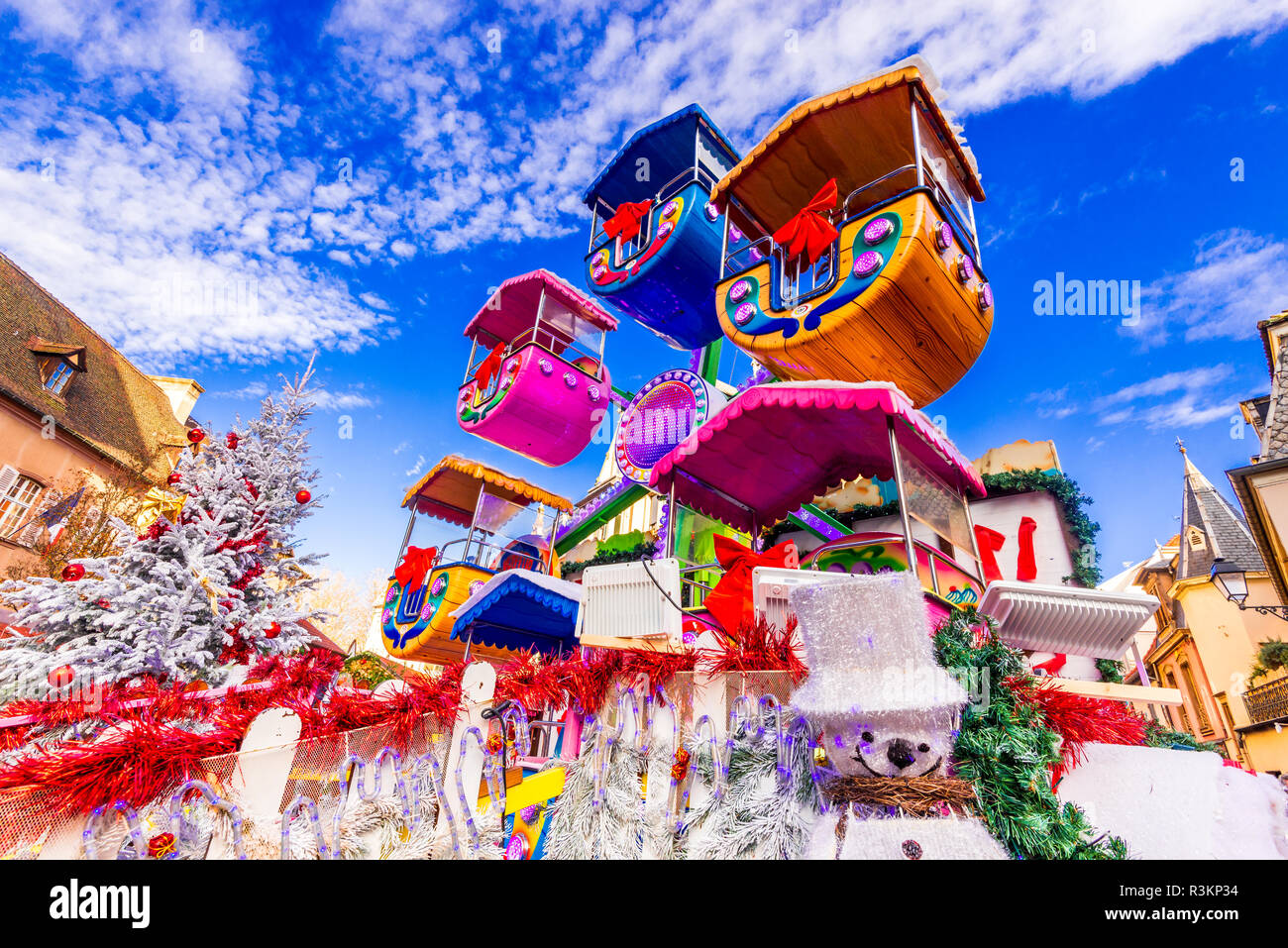 Colmar, Francia. Mercatino di Natale di Place des Dominicians, tradizionale alsaziano a struttura mista in legno e muratura Xmas città decorate in Alsazia. Foto Stock