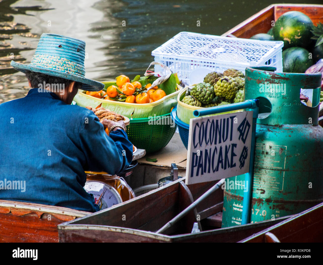 Thailandia, Damnoen, Mercato Galleggiante di Damnoen Saduak con fornitore Foto Stock