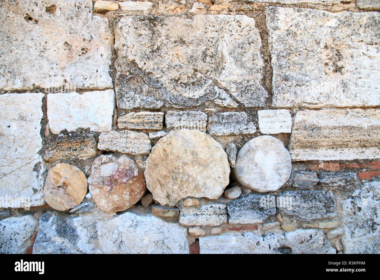 La Turchia sudoccidentale, Denizli Provincia, Fiume Menderes valley, Pamukkale, rovine di Hierapolis, parete composta di varie parti di rovine. Foto Stock