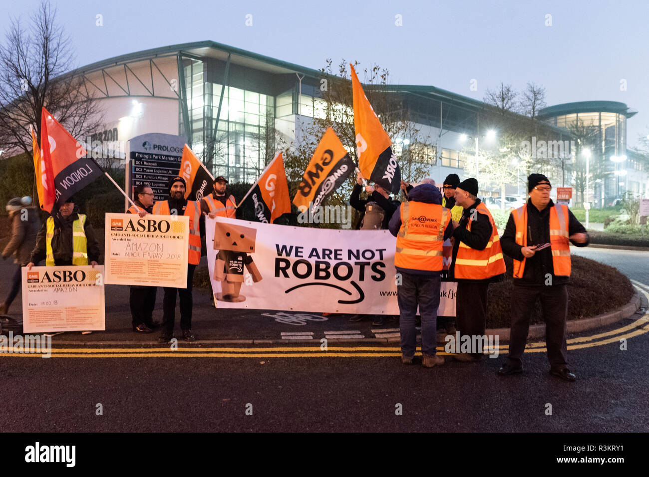 Milton Keynes, Regno Unito. 23 Nov, 2018. GMB sindacalisti protesta per le condizioni di lavoro e di riconoscimento di unione al di fuori di Amazon Marston Gate centro di distribuzione vicino a Milton Keynes come parte di una giornata nazionale di azione sul venerdì nero. Credito: David Isaacson/Alamy Live News Foto Stock