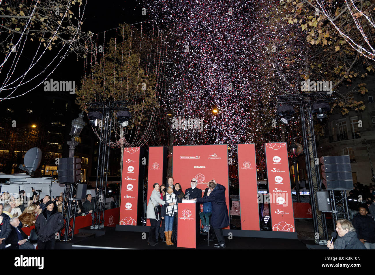 Parigi, Francia. 22 Novembre, 2018. Karl Lagerfeld lancia questo giovedì le luminarie di Natale di Avenue des Champs Elysees di Parigi, con il sindaco di Parigi, Anne Hidalgo, Presidente del Comitato Champs-Elysees,. Jean-Noël Reinhardt, Kylia, 13, e di Aronne, 9 il 22 novembre 2018 a Parigi, Francia. Credito: Bernard Menigault/Alamy Live News Foto Stock