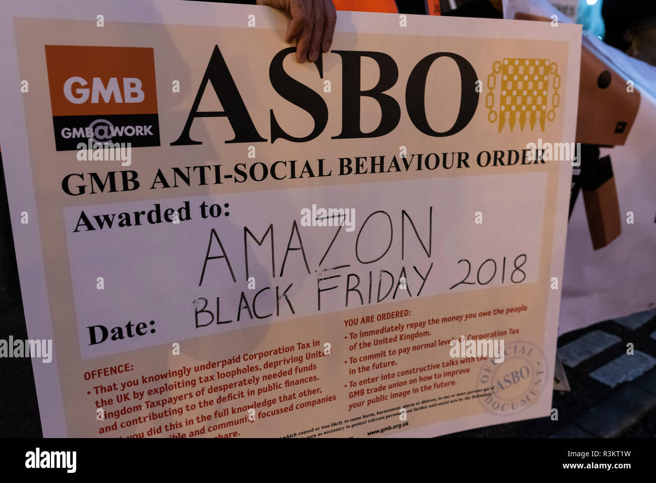 Milton Keynes, Regno Unito. 23 Nov, 2018. GMB sindacalisti protesta per le condizioni di lavoro e di riconoscimento di unione al di fuori di Amazon Marston Gate centro di distribuzione vicino a Milton Keynes come parte di una giornata nazionale di azione sul venerdì nero. Credito: David Isaacson/Alamy Live News Foto Stock