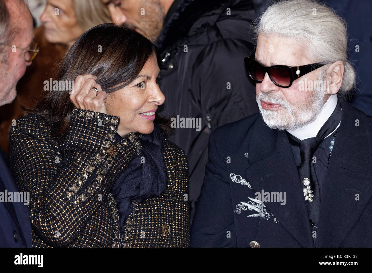 Parigi, Francia. 22 Novembre, 2018. Sindaco di Parigi, Anne Hidalgo e Karl Lagerfeld frequentare la commutazione dell'Avenue Champs Elysees a luci di Natale il 22 novembre 2018 a Parigi, Francia. Credito: Bernard Menigault/Alamy Live News Foto Stock