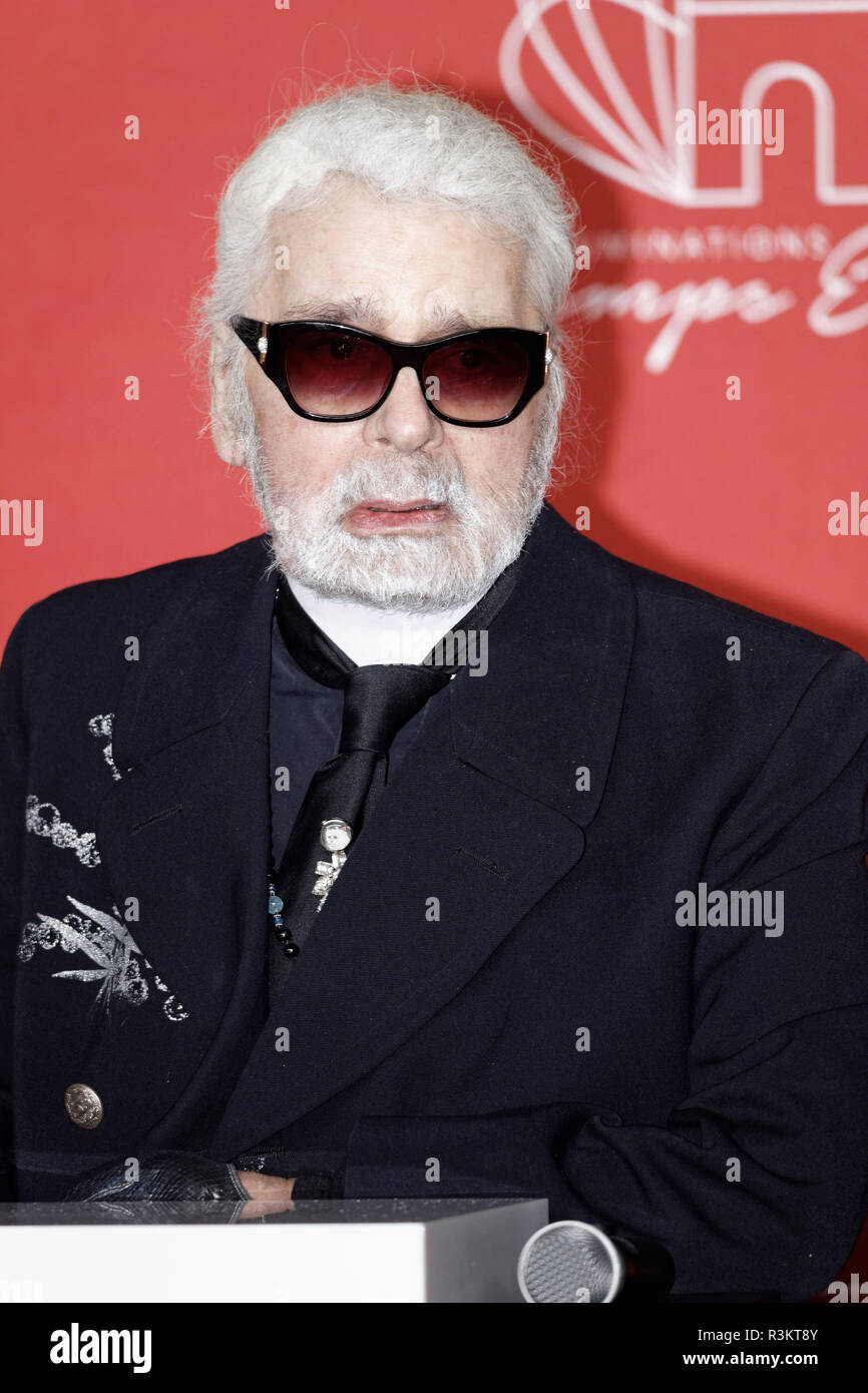 Parigi, Francia. 22 Novembre, 2018. Karl Lagerfeld assiste la commutazione dell'Avenue Champs Elysees a luci di Natale il 22 novembre 2018 a Parigi, Francia. Credito: Bernard Menigault/Alamy Live News Foto Stock