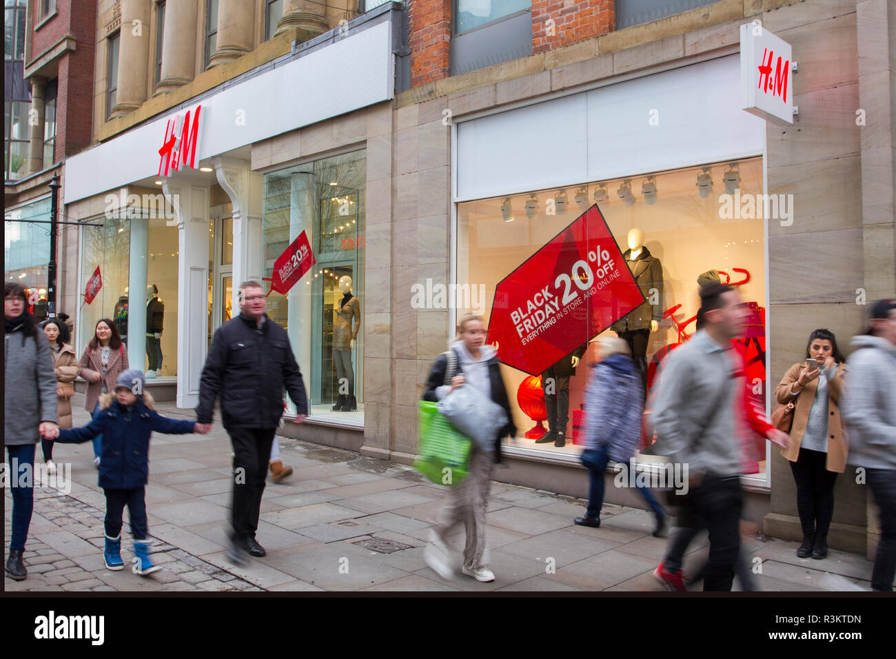 Manchester, Regno Unito. 23 Novembre, 2018. H&M Venerdì nero fine settimana  di vendita. Centro vacanza stagione di shopping, negozi al dettaglio,  negozi, gli acquirenti di Natale, sconto vendita shopping, femmina la spesa
