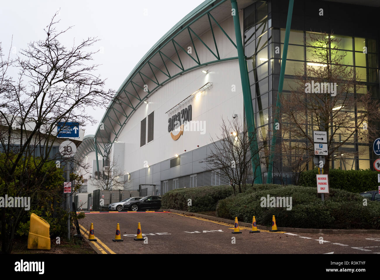Milton Keynes, Regno Unito. 23 Nov, 2018. GMB sindacalisti protesta per le condizioni di lavoro e di riconoscimento di unione al di fuori di Amazon Marston Gate centro di distribuzione vicino a Milton Keynes come parte di una giornata nazionale di azione sul venerdì nero. Credito: David Isaacson/Alamy Live News Foto Stock