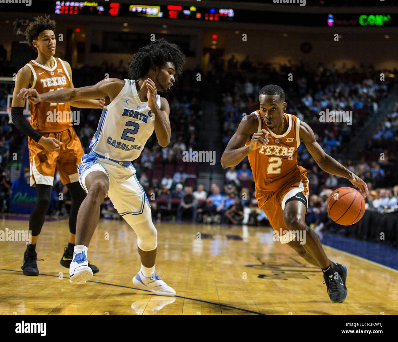 Nov 22 2018 Las Vegas NV, U.S.A. Texas guard Matt Coleman III (2) rigidi per il cerchio durante il NCAA di pallacanestro degli uomini di pneumatici Continental Las Vegas Invitational tra North Carolina Tar heels e il Texas Longhorns 92-89 win all'Orleans Arena Las Vegas NV. Thurman James/CSM Foto Stock