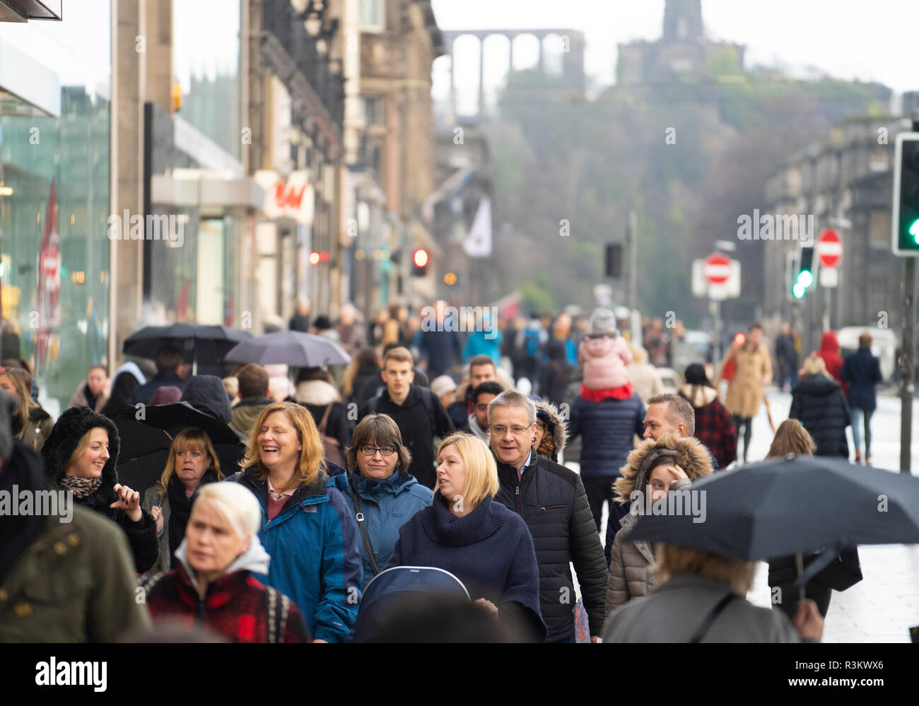 Edimburgo, Scozia, Regno Unito. 23 Novembre, 2018. Molti Venerdì nero gli amanti dello shopping su Princes Street nonostante la pioggia , Edimburgo, Scozia, UK Credit: Iain Masterton/Alamy Live News Foto Stock
