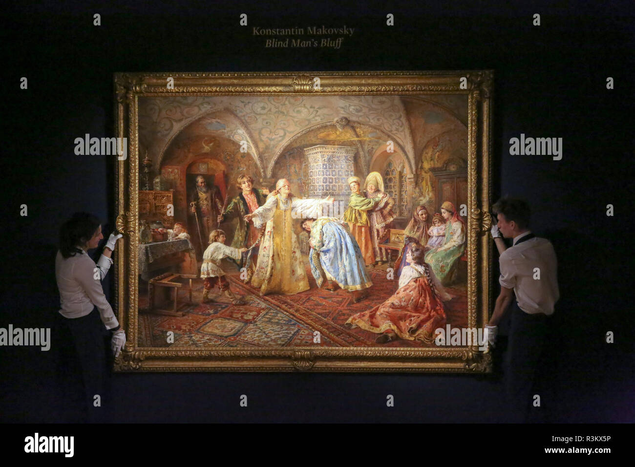 Sotheby's, London, Regno Unito 23 Nov 2018 - i tecnici appendere "Cieco ManÕs Bluff' da Konstantin Egorovich Makovsky (stima £2.000.000 Ñ £3.000.000) per Sotheby's arte russa settimana. Sotheby's arte russa settimana anteprima da Sotheby's, l'asta avrà luogo il 27 novembre 2018, 10:30am. Credito: Dinendra Haria/Alamy Live News Foto Stock