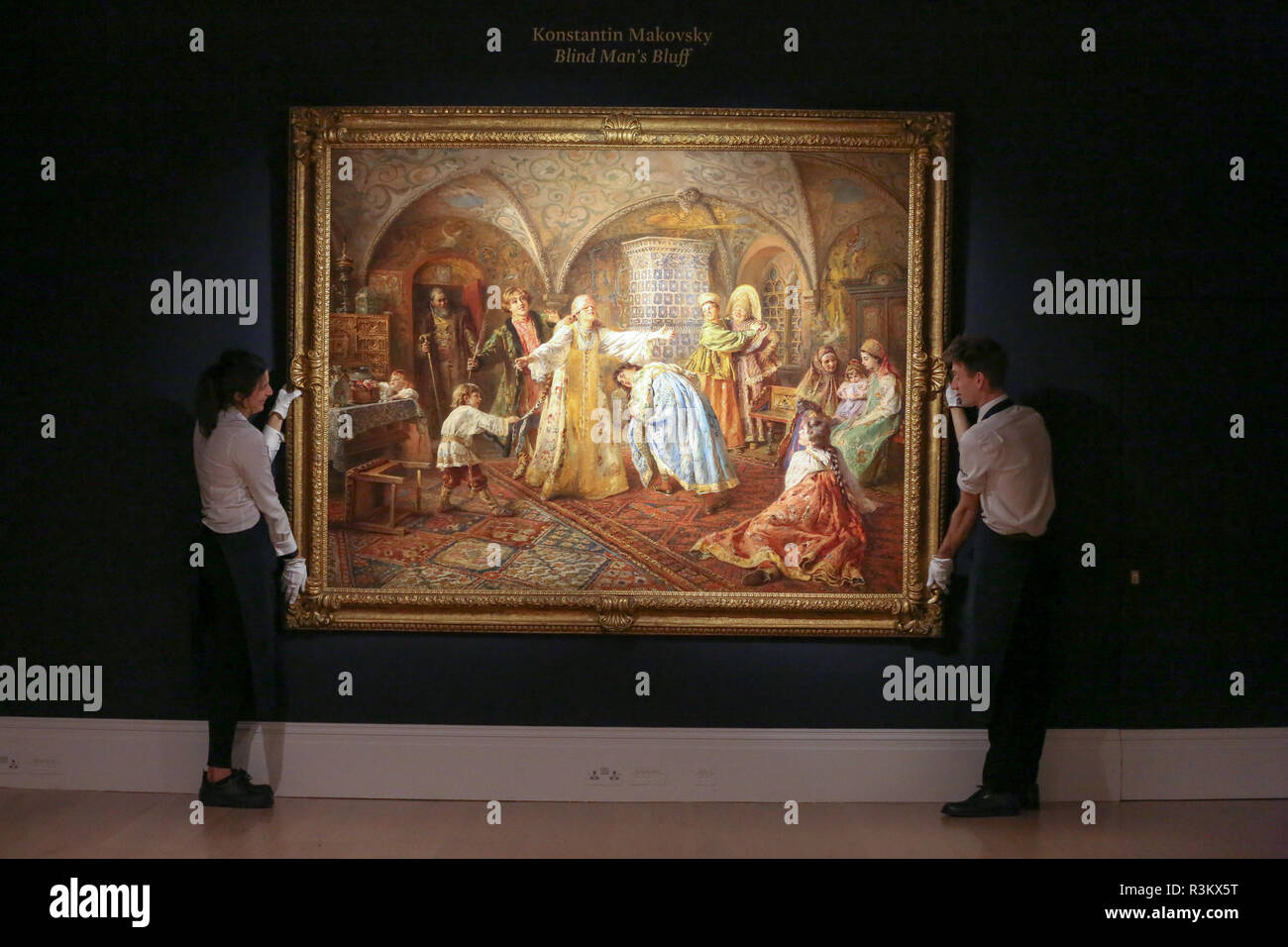 Sotheby's, London, Regno Unito 23 Nov 2018 - i tecnici appendere "Cieco ManÕs Bluff' da Konstantin Egorovich Makovsky (stima £2.000.000 Ñ £3.000.000) per Sotheby's arte russa settimana. Sotheby's arte russa settimana anteprima da Sotheby's, l'asta avrà luogo il 27 novembre 2018, 10:30am. Credito: Dinendra Haria/Alamy Live News Foto Stock