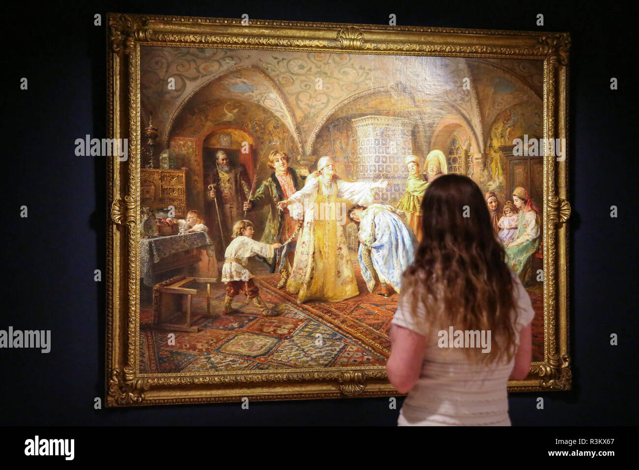 Sotheby's, London, Regno Unito 23 Nov 2018 - una donna guarda al "Cieco ManÕs Bluff' da Konstantin Egorovich Makovsky (stima £2.000.000 Ñ £3.000.000) per Sotheby's arte russa settimana. Sotheby's arte russa settimana anteprima da Sotheby's, l'asta avrà luogo il 27 novembre 2018, 10:30am. Credito: Dinendra Haria/Alamy Live News Foto Stock