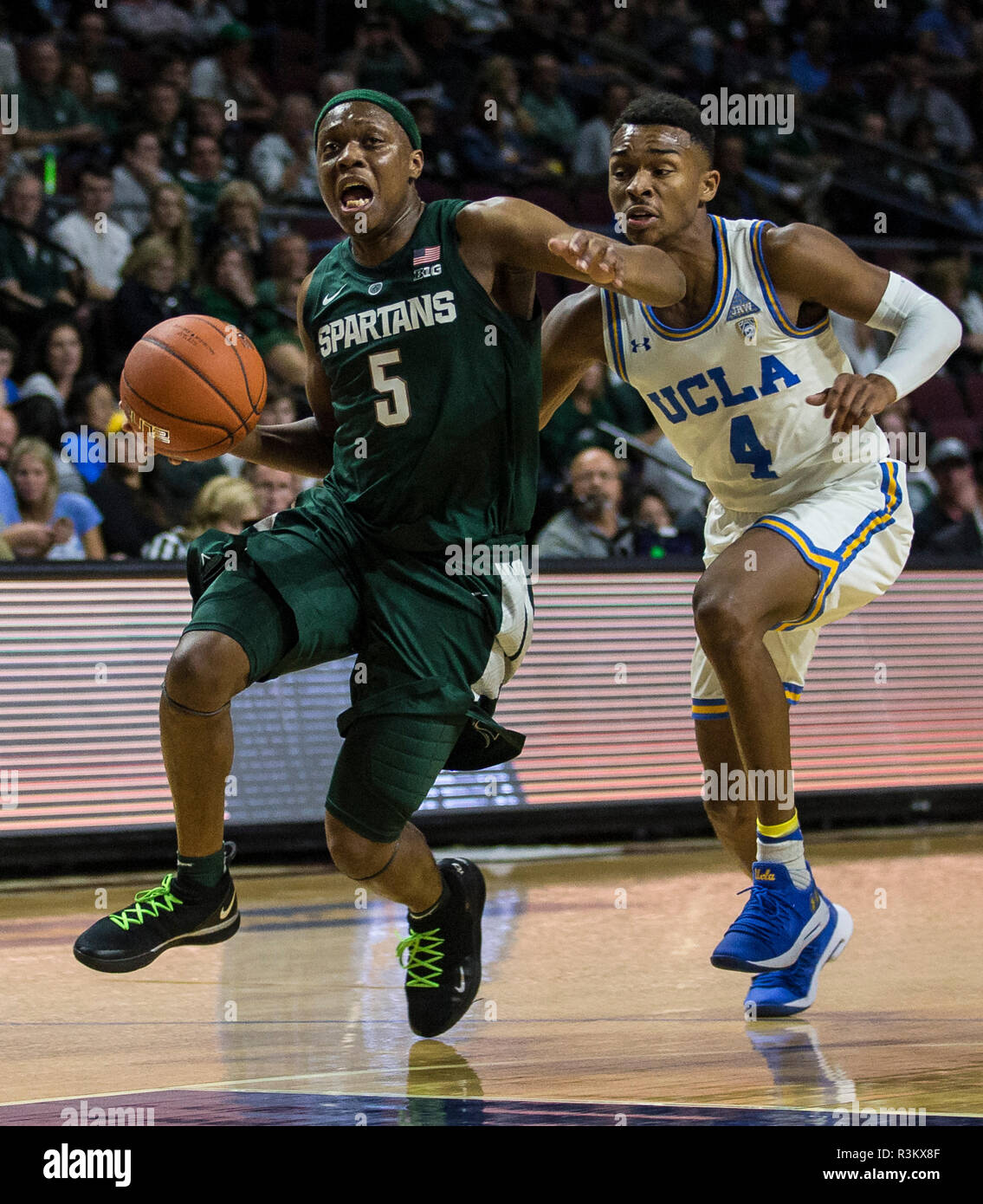 Nov 22 2018 Las Vegas NV, U.S.A. Michigan State guard Cassio Winston (5) unità per il cerchio durante il NCAA di pallacanestro degli uomini di pneumatici Continental Las Vegas Invitational tra UCLA Bruins e il Michigan State Spartans 87-67 win all'Orleans Arena Las Vegas NV. Thurman James / CSM Foto Stock