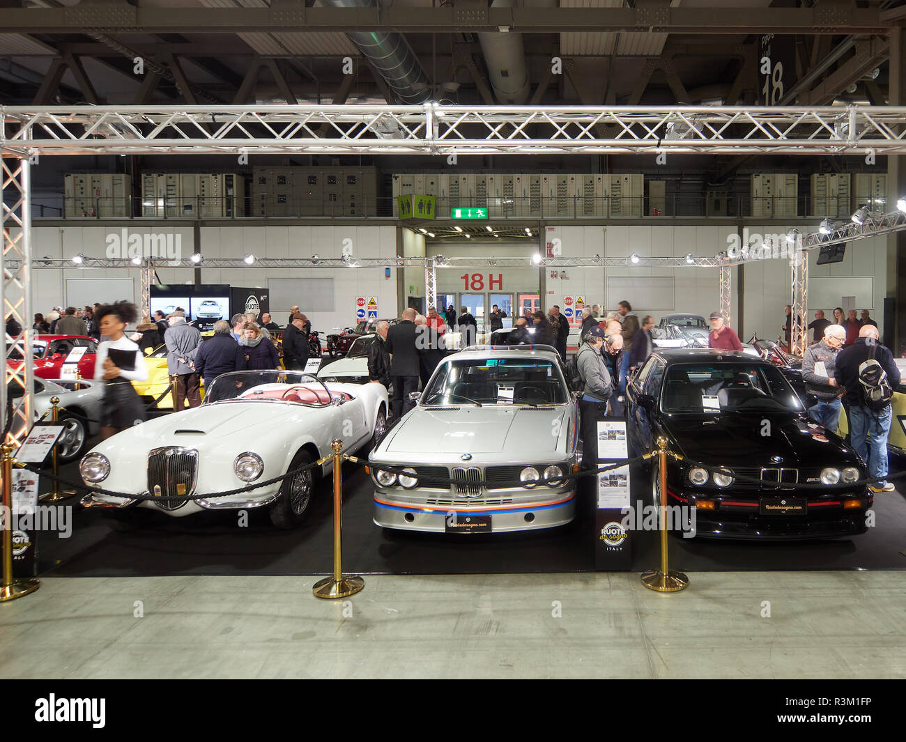 Milano Lombardia Italia - Il 23 novembre , 2018 - Da sinistra a destra, bianco Lancia Aurelia B24 S Spider 1955, Argento BMW 3.0 CSL -Batmobile- 1974 e BMW M3 Sport Evolution 1990 nel percorso da sogno stand ad Autoclassica Milano 2018 edition presso la Fiera di Milano Rho Credito: Armando Borges/Alamy Live News Foto Stock