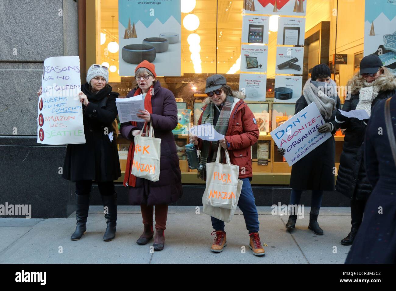 La città di New York, New York, Stati Uniti d'America. 23 Nov, 2018. Continua opposizione al rivenditore online Amazon seconda sede (HQ2) nel Long Island City è stata messa in scena il 23 novembre 2018, contro l'on-line gigante retail imminente presenza nella città di New York. Gli attivisti si sono riuniti presso la New York Public Library di Manhattan e hanno marciato per l'e-rivenditore bookstore in Herald Square, a cantare i canti natalizi e distribuendo volantini. Credito: G. Ronald Lopez/ZUMA filo/Alamy Live News Foto Stock