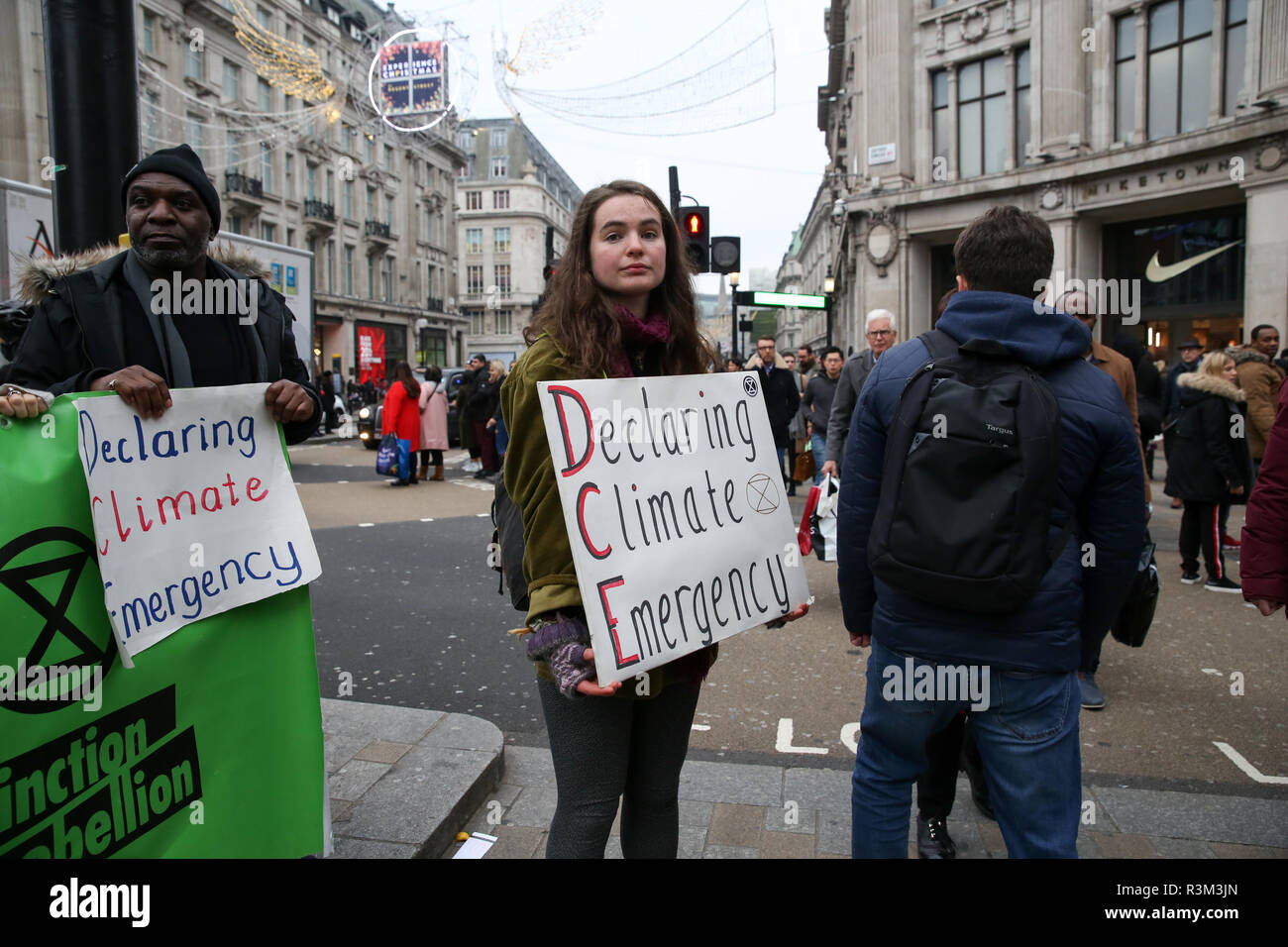 Londra, Regno Unito. 23 Nov, 2018. Una donna si vede tenendo un cartello durante la protesta.estinzione della ribellione manifestanti blocco Oxford Street junction tenendo premuto il traffico sul Venerdì nero giorno delle vendite. Credito: Dinendra Haria/SOPA Immagini/ZUMA filo/Alamy Live News Foto Stock