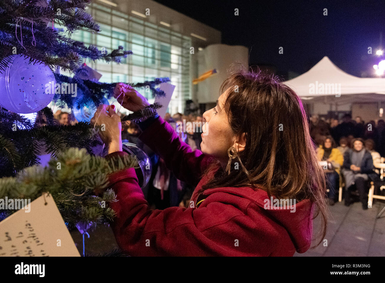 Txell Bonet, moglie di Jordi Cuixart, attualmente in carcere, è visibile una decorazione di Natale. Organizzato da residenti del quartiere popolare di El Raval e con l'assistenza di parenti del catalano prigionieri politici hanno proceduto per decorare un albero di Natale a sostegno dei prigionieri e l'esiliato durante l'indipendenza catalana processo. Foto Stock