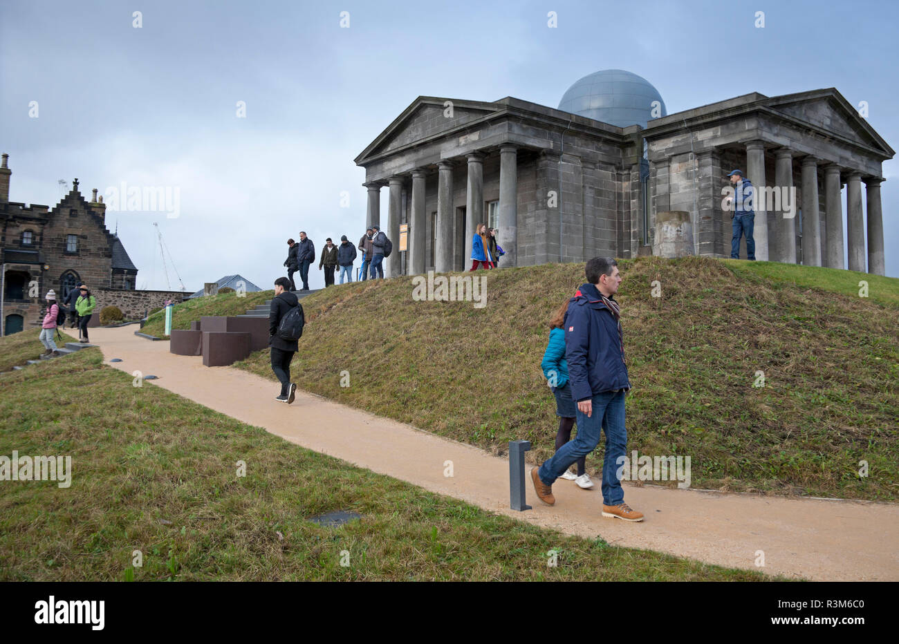 Edimburgo, Scozia, Regno Unito, 24 nov. 2018.Il giorno di apertura, durante la prima ora di un rivolo di visitatori piuttosto che a una coda ha visitato il Calton Hill per vedere i nuovi convertiti città complesso Osservatorio dall architetto William Henry Playfair, è emerso che la maggior parte degli ospiti erano i turisti piuttosto che la gente del posto. Il luogo è aperto oggi con la nuova galleria d'arte e ristorante che offre vedute panoramiche di tutta la capitale scozzese. Il £4,5 milioni di progetto, è stato completamente aperto al pubblico per la prima volta oggi, ma ha anche creato una nuova casa per la galleria collettiva. Foto Stock