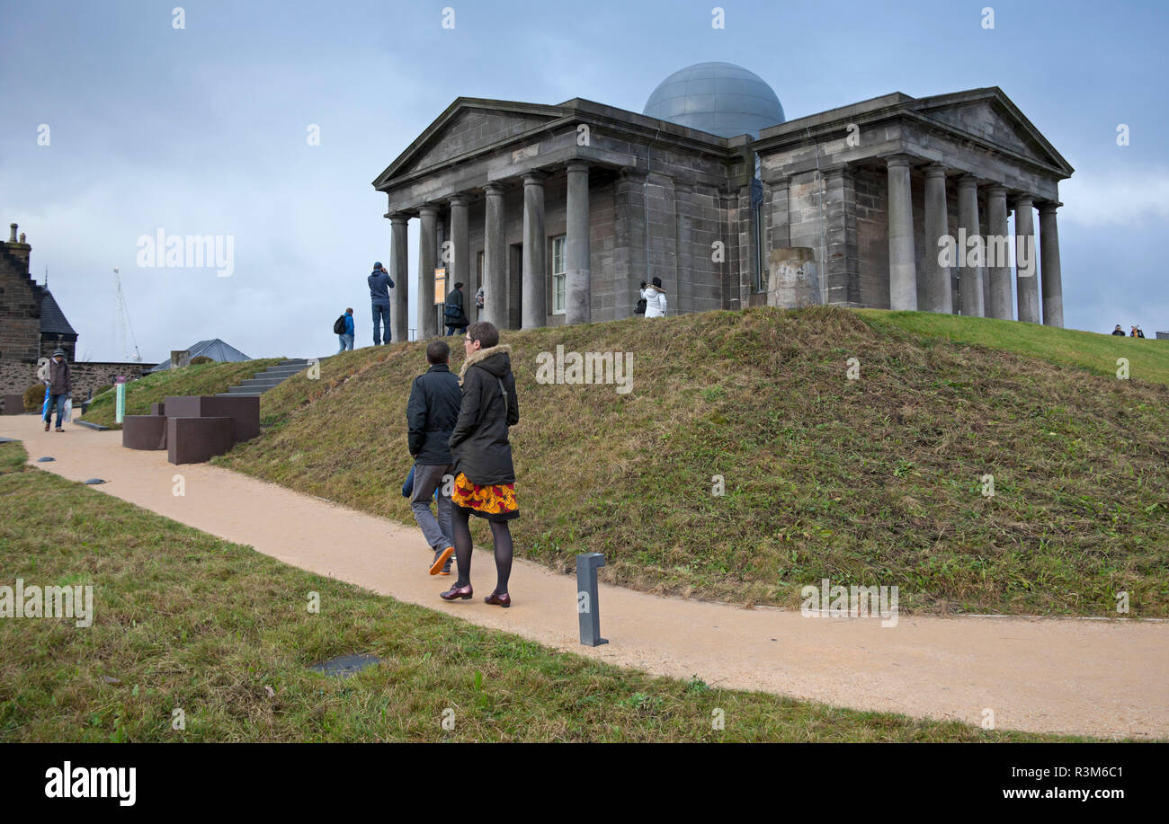 Edimburgo, Scozia, Regno Unito, 24 nov. 2018.Il giorno di apertura, durante la prima ora di un rivolo di visitatori piuttosto che a una coda ha visitato il Calton Hill per vedere i nuovi convertiti città complesso Osservatorio dall architetto William Henry Playfair, è emerso che la maggior parte degli ospiti erano i turisti piuttosto che la gente del posto. Il luogo è aperto oggi con la nuova galleria d'arte e ristorante che offre vedute panoramiche di tutta la capitale scozzese. Il £4,5 milioni di progetto, è stato completamente aperto al pubblico per la prima volta oggi, ma ha anche creato una nuova casa per la galleria collettiva. Foto Stock
