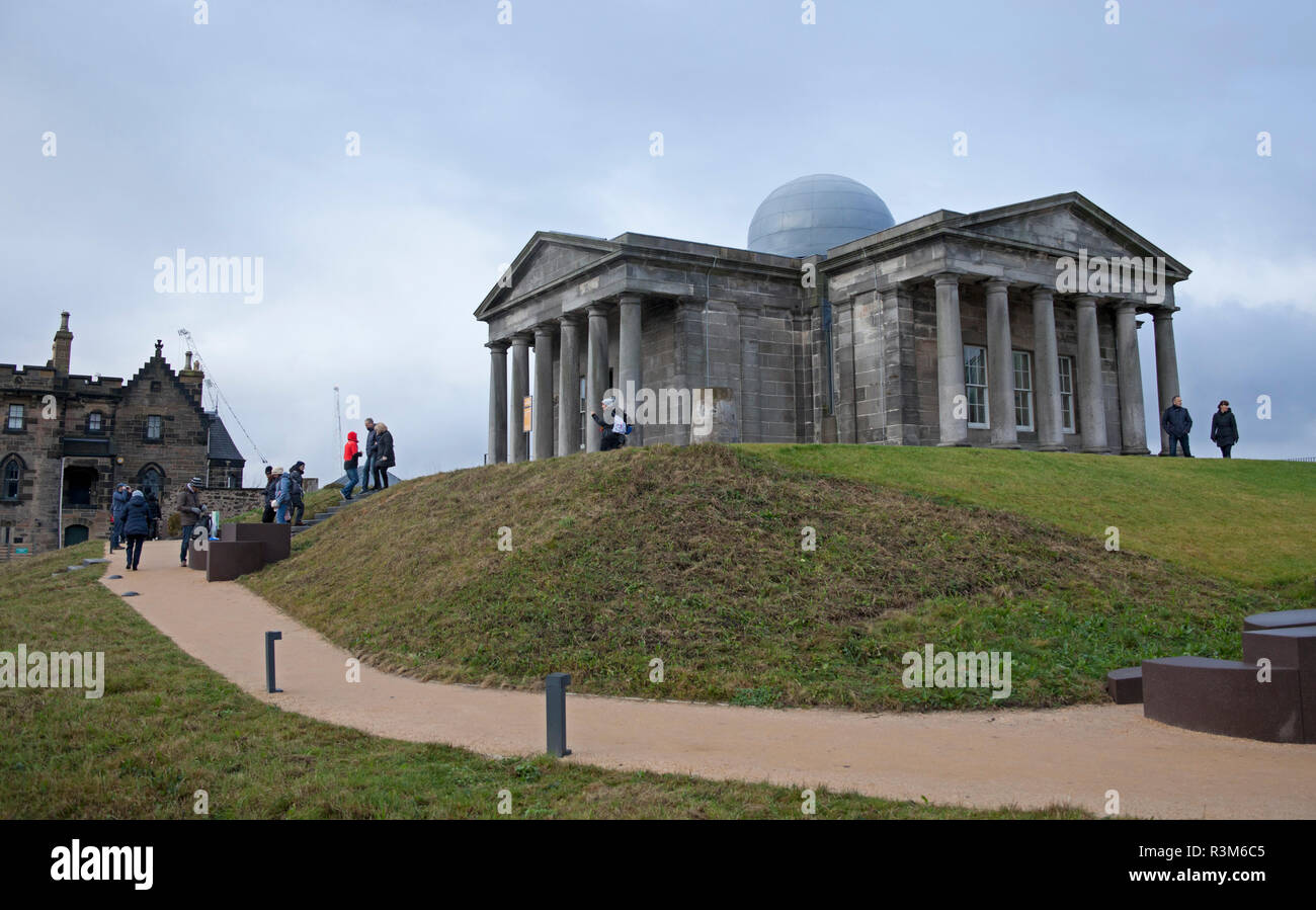 Edimburgo, Scozia, Regno Unito, 24 nov. 2018.Il giorno di apertura, durante la prima ora di un rivolo di visitatori piuttosto che a una coda ha visitato il Calton Hill per vedere i nuovi convertiti città complesso Osservatorio dall architetto William Henry Playfair, è emerso che la maggior parte degli ospiti erano i turisti piuttosto che la gente del posto. Il luogo è aperto oggi con la nuova galleria d'arte e ristorante che offre vedute panoramiche di tutta la capitale scozzese. Il £4,5 milioni di progetto, è stato completamente aperto al pubblico per la prima volta oggi, ma ha anche creato una nuova casa per la galleria collettiva. Foto Stock