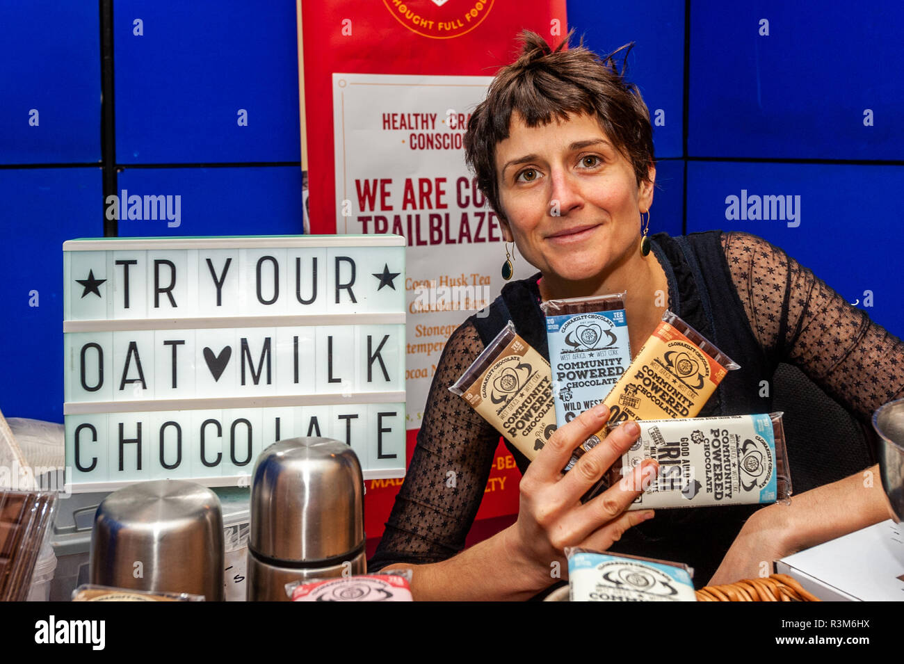 Cork, Irlanda. 24 Novembre, 2018. Alison Roberts di Clonakilty cioccolato rende il suo cioccolato dalle effettive le fave di cacao. Credito: Andy Gibson/Alamy Live News. Foto Stock