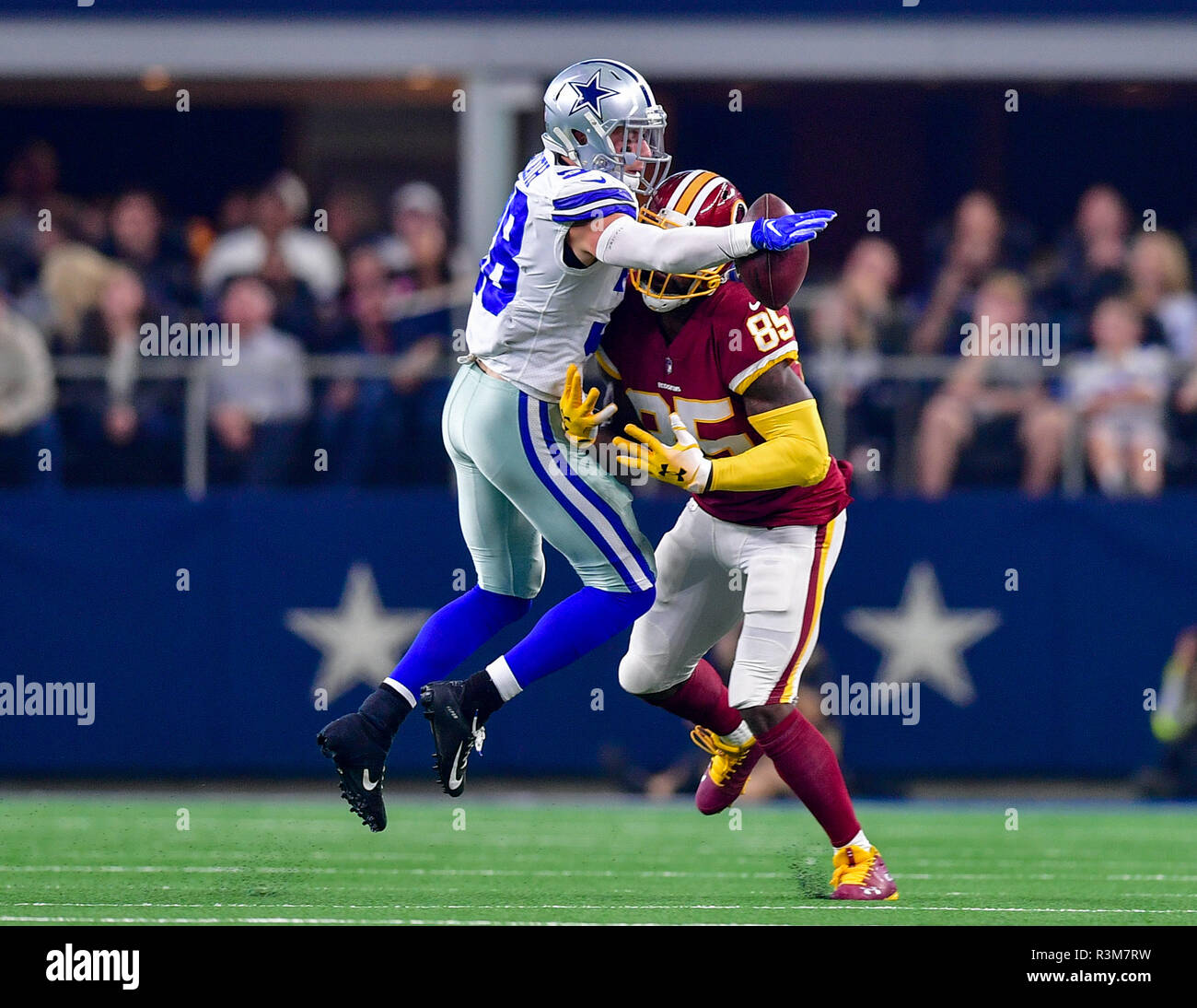 Novembre 22, 2018:.Dallas Cowboys Jeff sicurezza Heath (38) fa un grande gioco come egli scudi Washington Redskins stretto fine Vernon Davis (85) durante un'NFL partita di calcio tra Washington Redskins e Dallas Cowboys di AT&T Stadium di Arlington, Texas. Manny Flores/CSM Foto Stock