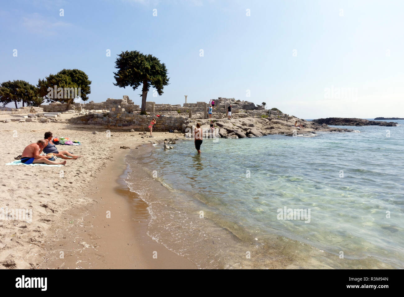Kamari beach, Kefalos, Kos Grecia con le antiche rovine della Basilica di Santo Stefano o basiliche di Agios Stefanos in background Foto Stock