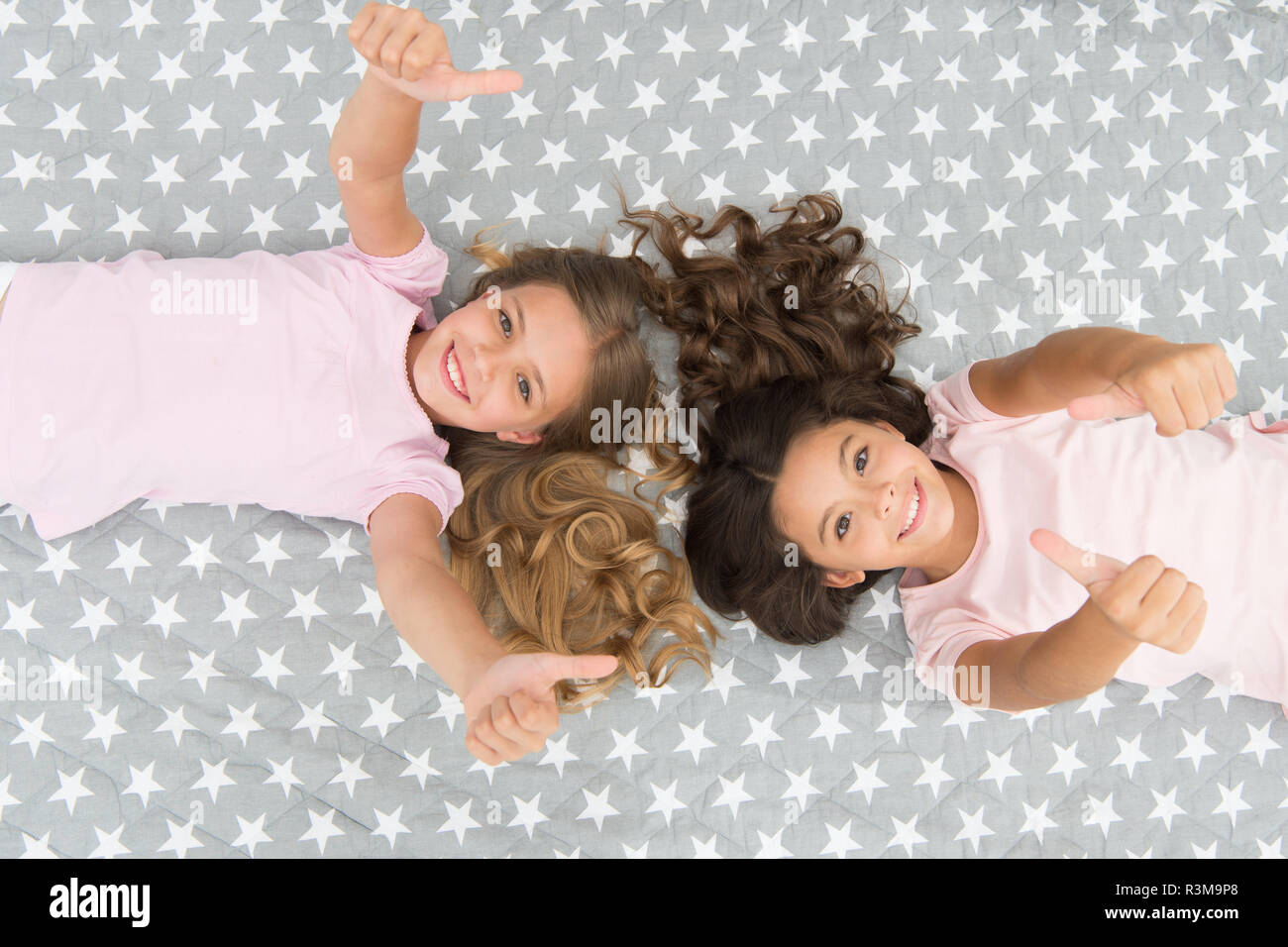 Incredibile punte dei capelli. Bambini curly hairstyle rilassante. Maschera  di condizionatore di olio biologico mantenere i capelli lucenti e sani.  Mantenere i capelli ricci anche la mattina successiva. Gir Foto stock -