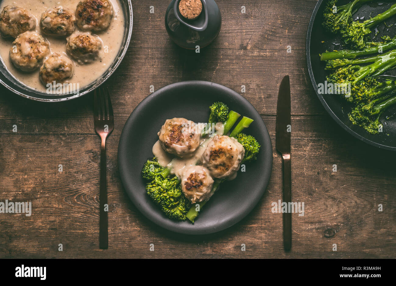 Piastra con posate e low carb dieta pasto: polpette di carne e broccoli sbollentati su un tavolo di legno sfondo, vista dall'alto con copia spazio. Peso sano lo Foto Stock