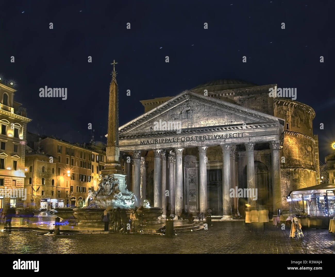 Pantheon da nigth rovine romane con i turisti notte romantica scena Foto Stock