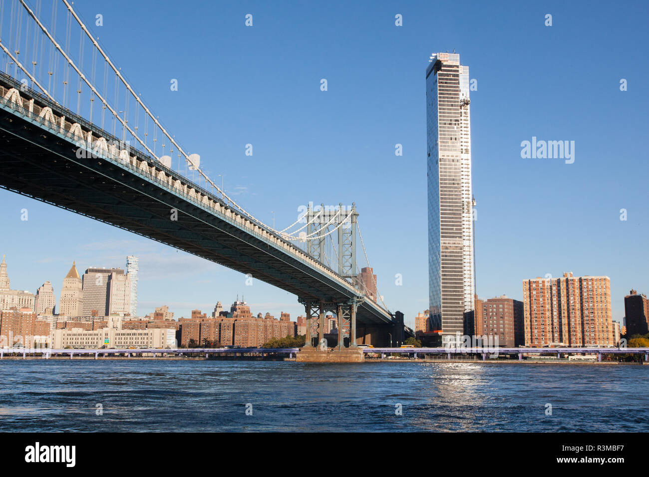 Manhattan Bridge fotografata da Brooklyn, New York City, Stati Uniti d'America. Foto Stock