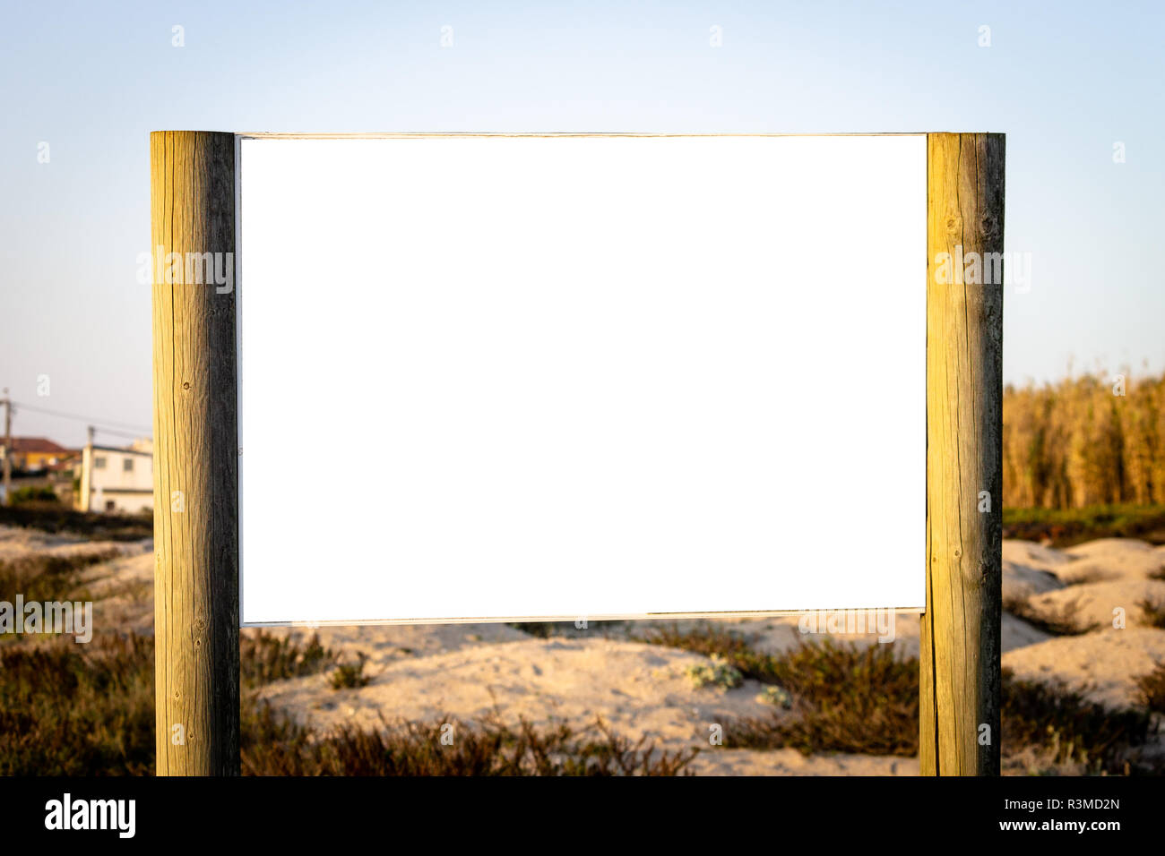 Annuncio tramite affissioni in legno mockup. Sentiero spiaggia Poster. Copia dello spazio. Foto Stock