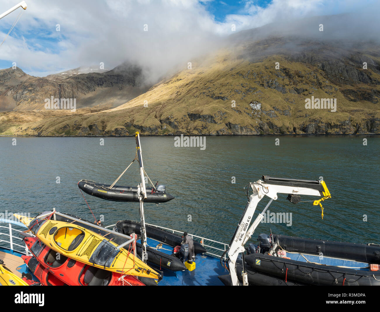 Ancoraggio Godthul sull Isola Georgia del Sud. MS lo spirito del mare in primo piano. Isola Georgia del sud (solo uso editoriale) Foto Stock