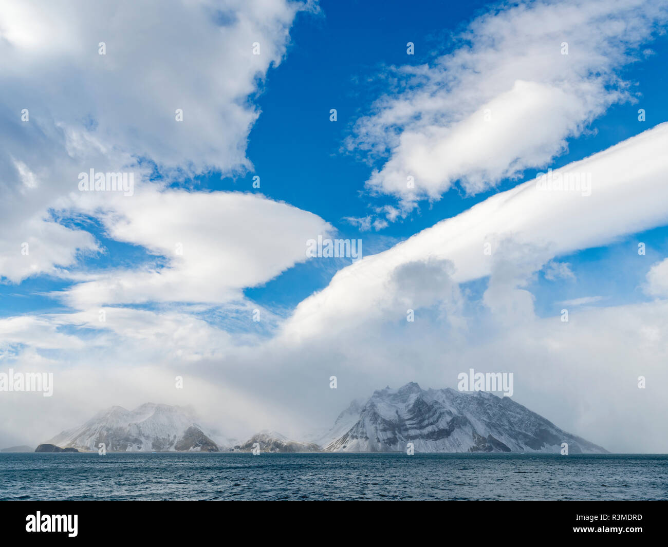 Royal Bay con le tipiche nuvole drammatico, Isola Georgia del Sud Foto Stock