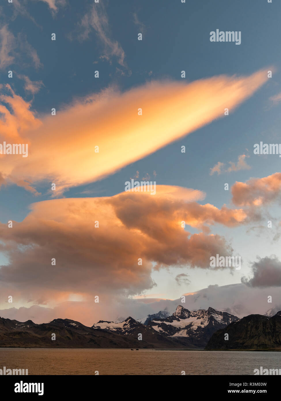 Cumberland East Bay e le montagne della gamma Allardyce. Cloudscape tipici dell Isola Georgia del Sud Foto Stock