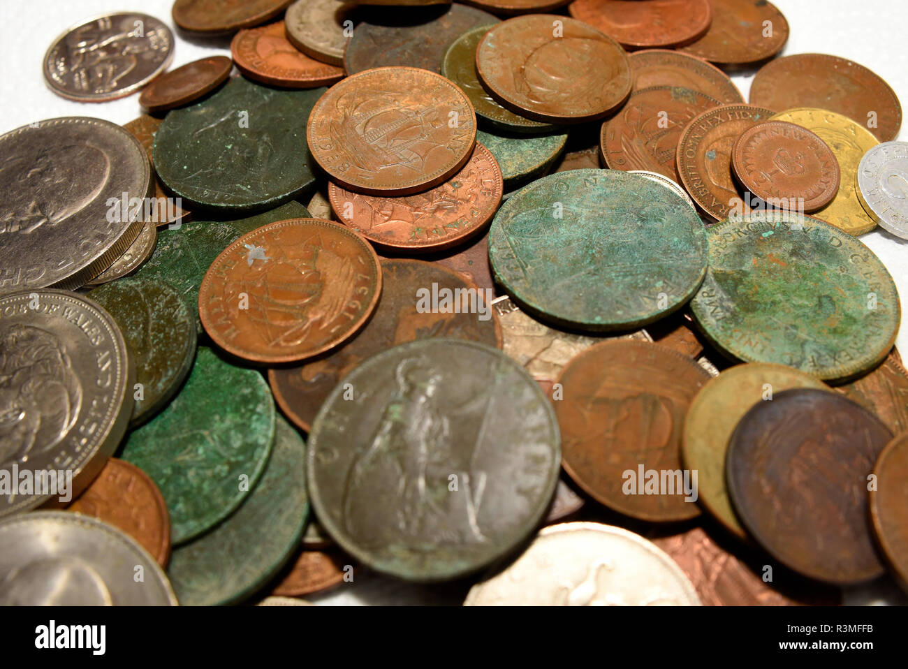 Pila di vecchi vintage britannici e monete europee. Pre decimale. Corroso. Il denaro. Collezione. Sterlina. Datata monetazione Foto Stock