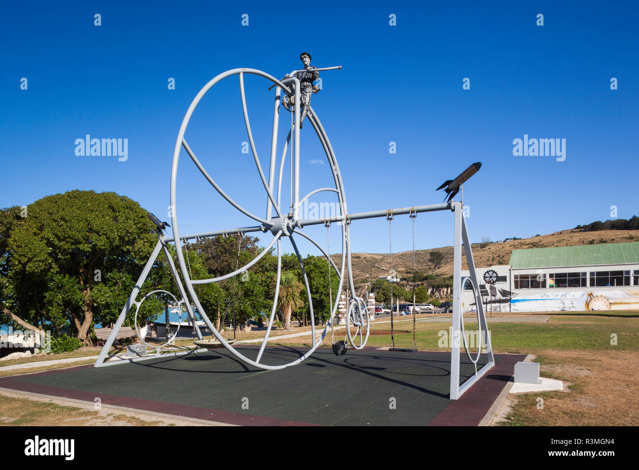 Nuova Zelanda, Isola del Sud, Otago, Oamaru, steampunk swing giochi incorporati come vecchi Penny Farthing bicicletta Foto Stock