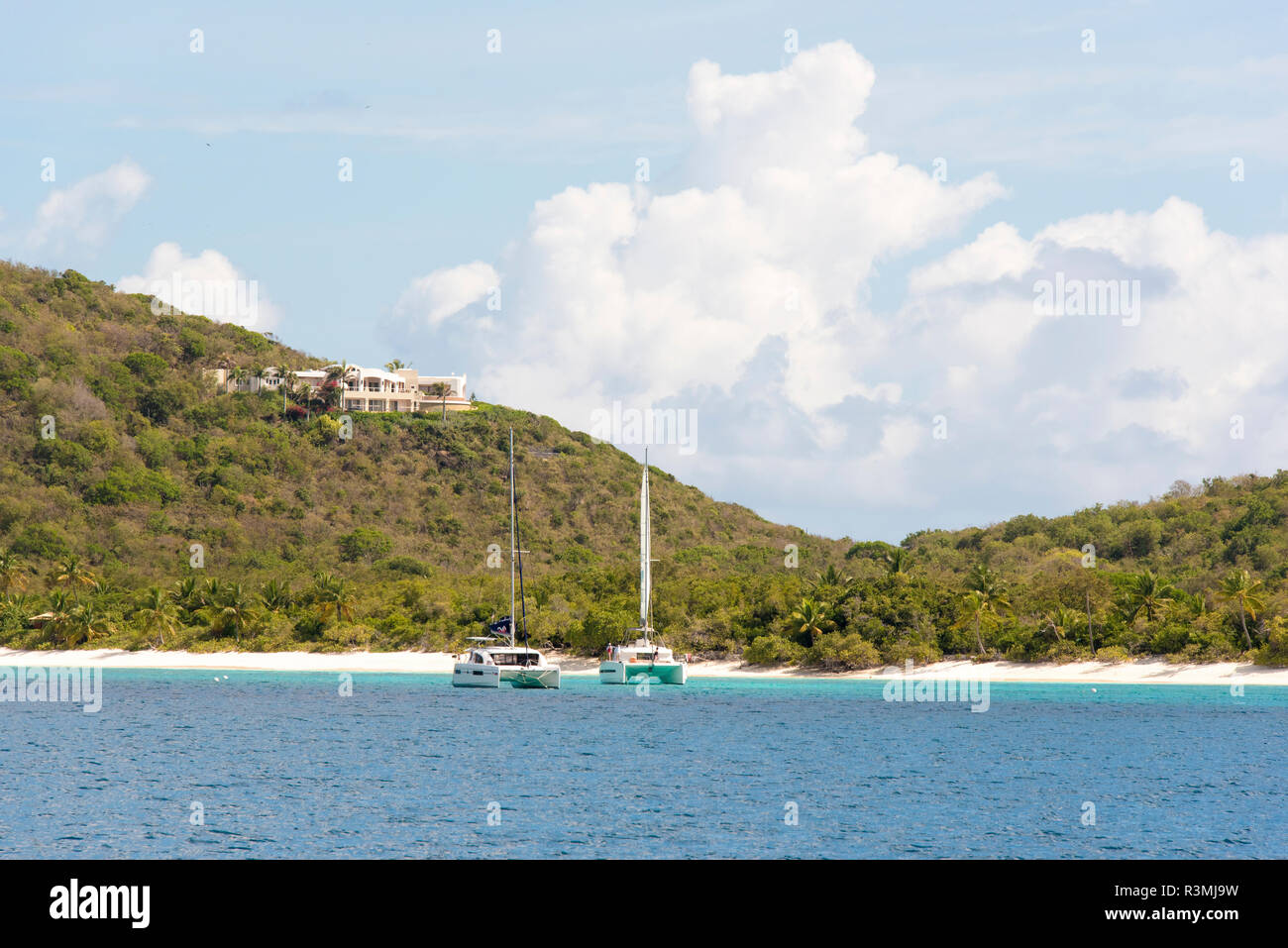 Isole Vergini Britanniche, Guana Island, privato. Resort sul fronte di salita. Bareboat catamarani su ormeggi. Foto Stock