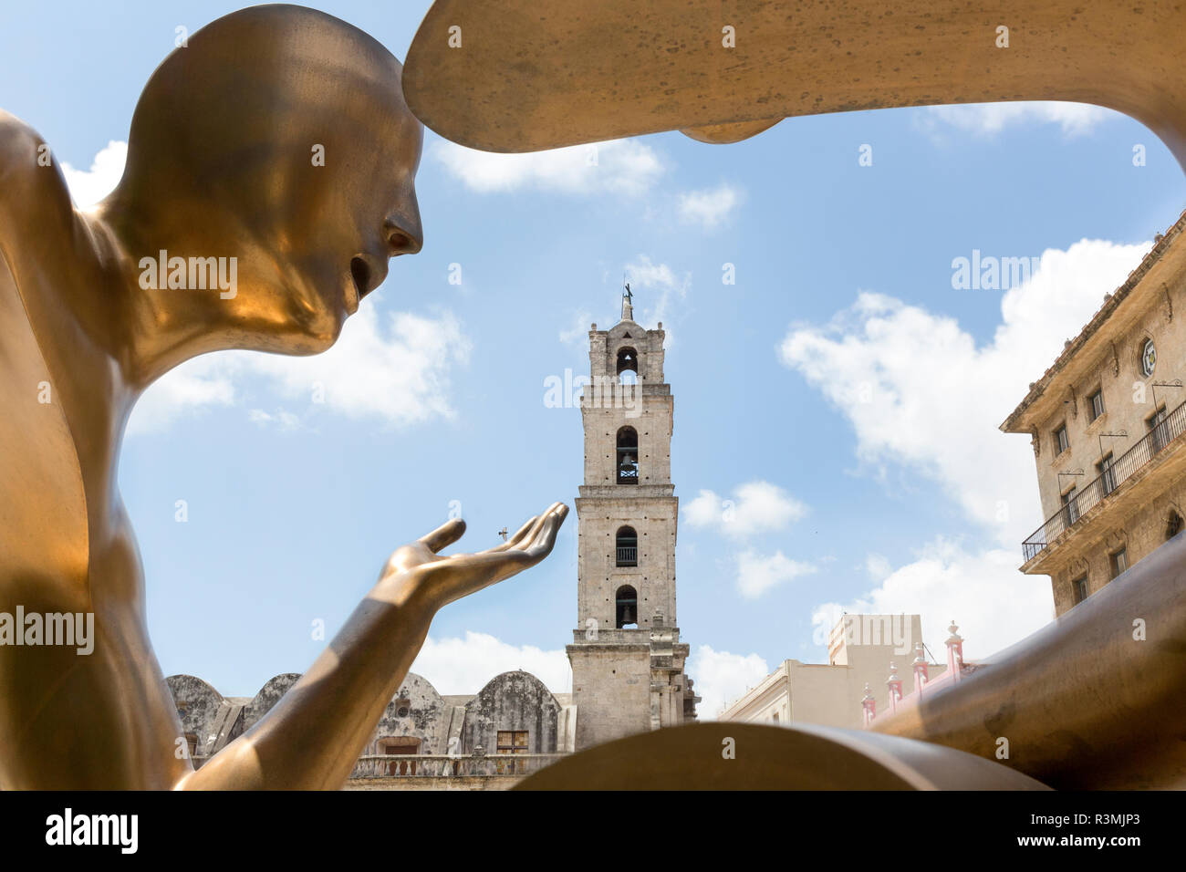 Cuba, La Habana, l'Avana Vecchia. Moderna statua in bronzo e la vecchia torre. Credito come: Wendy Kaveney Jaynes / Galleria / DanitaDelimont.com Foto Stock