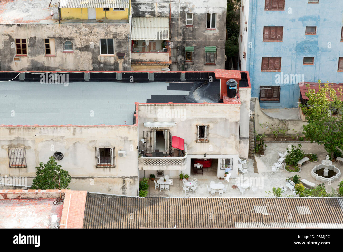Cuba, La Habana. Cortile urbano dal di sopra. Credito come: Wendy Kaveney Jaynes / Galleria / DanitaDelimont.com Foto Stock